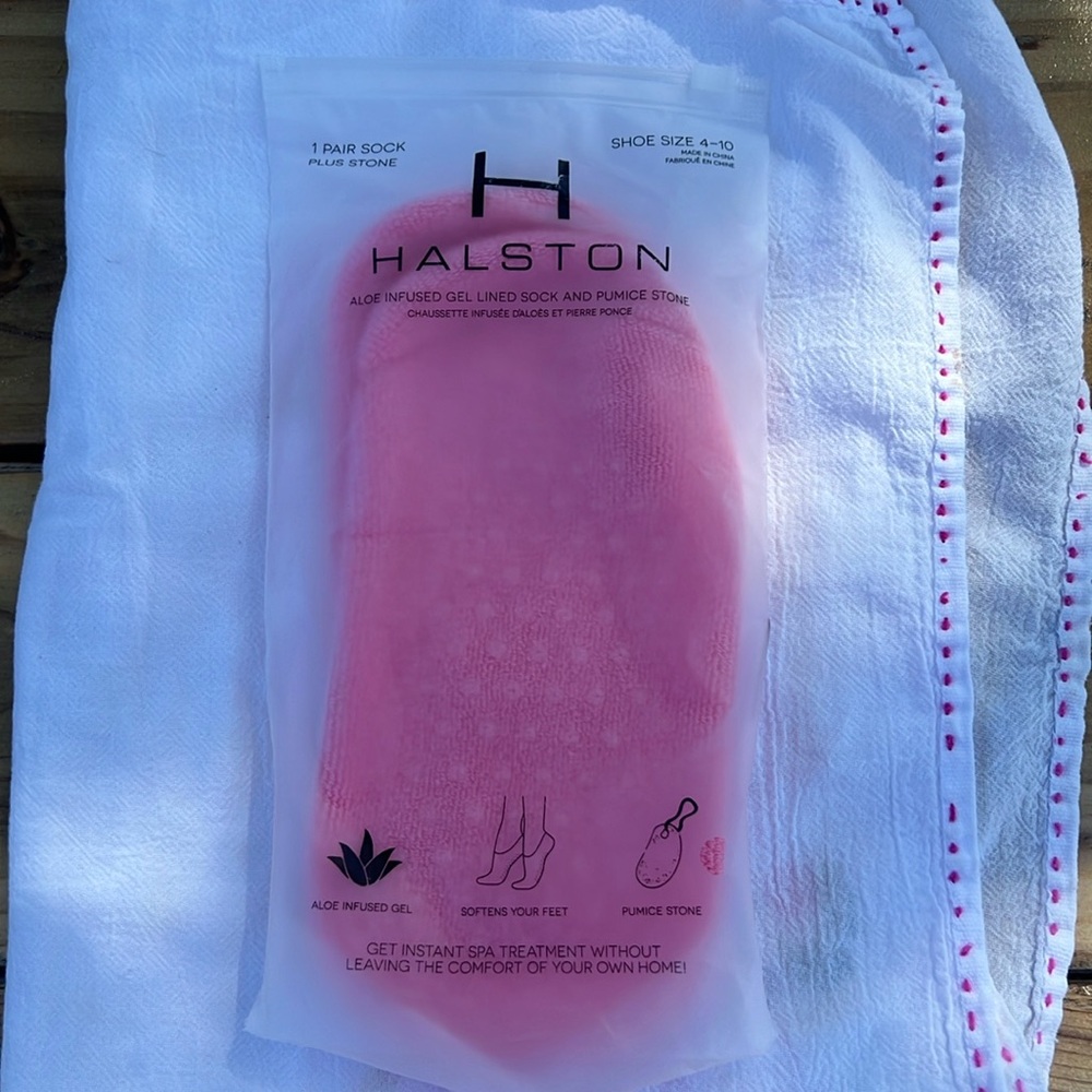 Halston Aloe Infused Gel Lined Socks (no stone) Spa treatment at home NWT